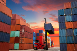 Với hệ thống Cảng – Bến và sông – kênh tại khu vực phía Nam xu hướng vận chuyển container bằng đường thủy nội địa ngày càng tăng và những ưu điểm của loại hình vận tải thủy nội địa luôn phát huy so với các loại hình vận tải khác như đường bộ – đường hàng không và đường sắt.