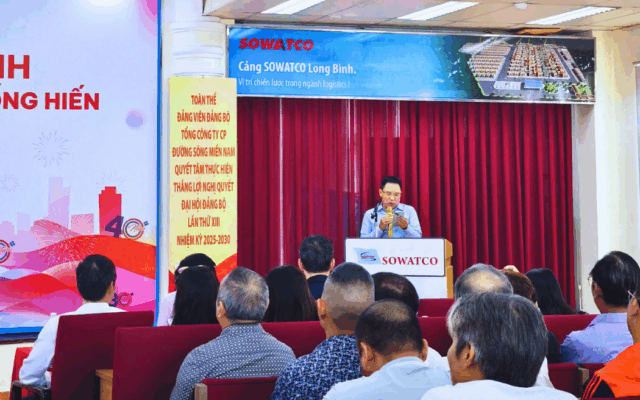 Anh Nguyễn Ngọc Vinh – Cụm trưởng Cụm Kho Đông Sài Gòn - SOTRANS Logistics, đại diện tập thể cán bộ lâu năm phát biểu tại buổi lễ.